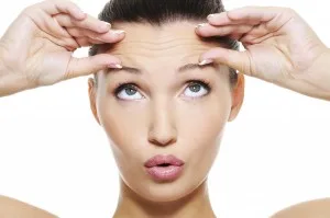 El Botox relaja los músculos para atenuar las líneas de expresión.