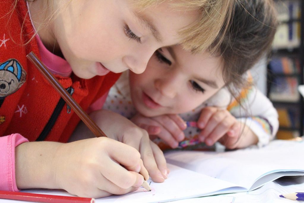 Estudiar desde casa: estimulación de niños con déficit de atención