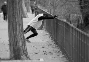 El atletismo no es de los deportes en los cuales se recomienda estirar antes de practicarlo.